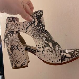 Steve Madden Justice Snake Skin Print Studded Booties Women’s size 8.5